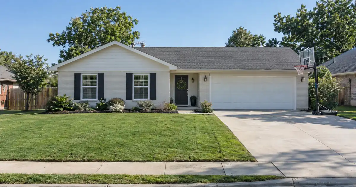 How to Buy Out a Divorcing Spouse With a Conventional Cash-Out Refinance