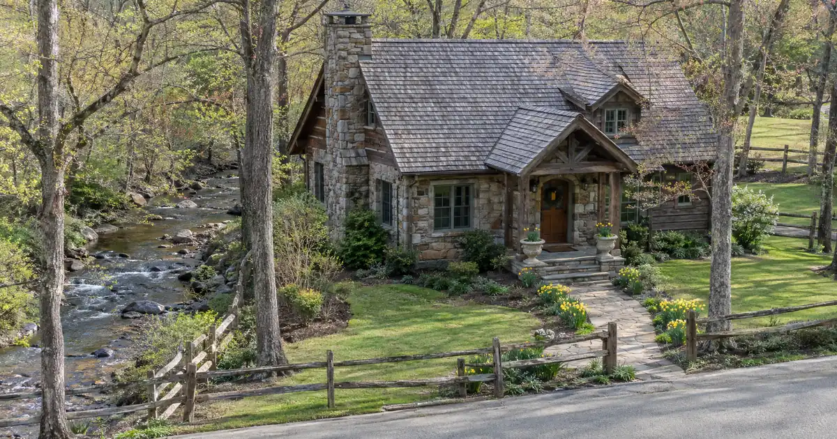 How Much Airbnb History Do DSCR Lenders Require for a Rural Cabin Purchase?