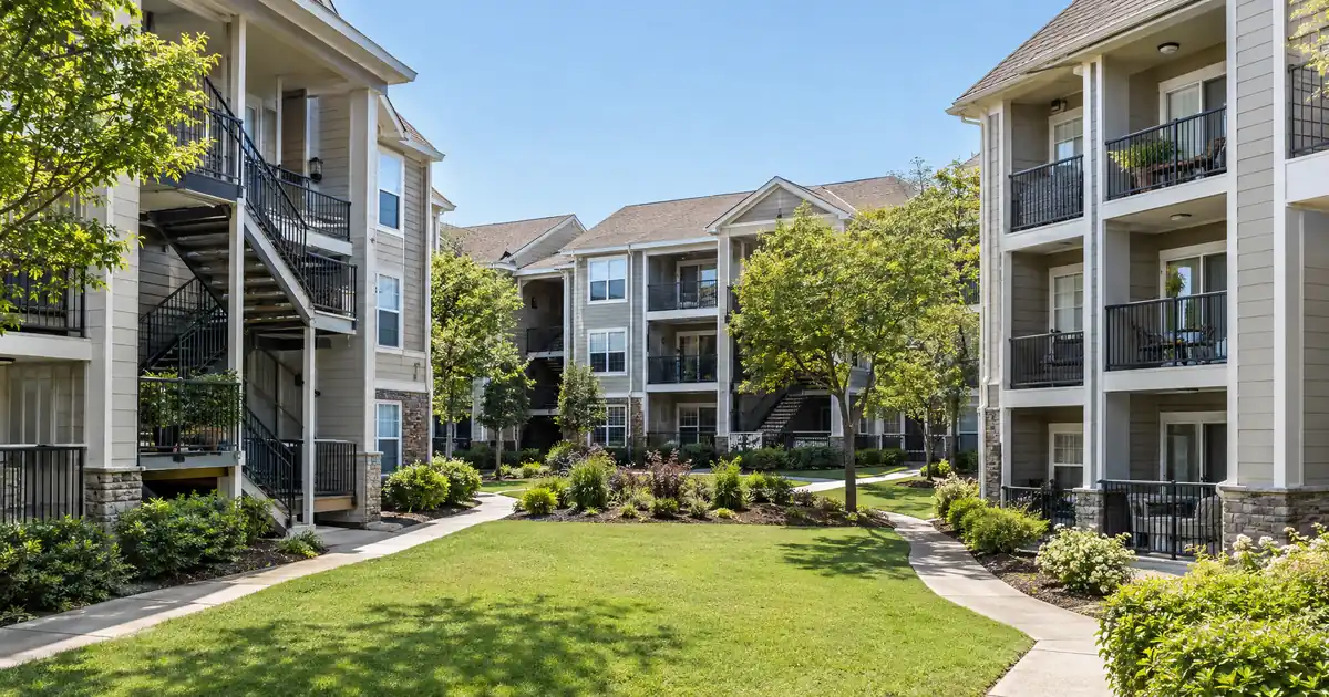 How Much DSCR Leverage and Exit Cost Differ for 10+ Doors in LLCs