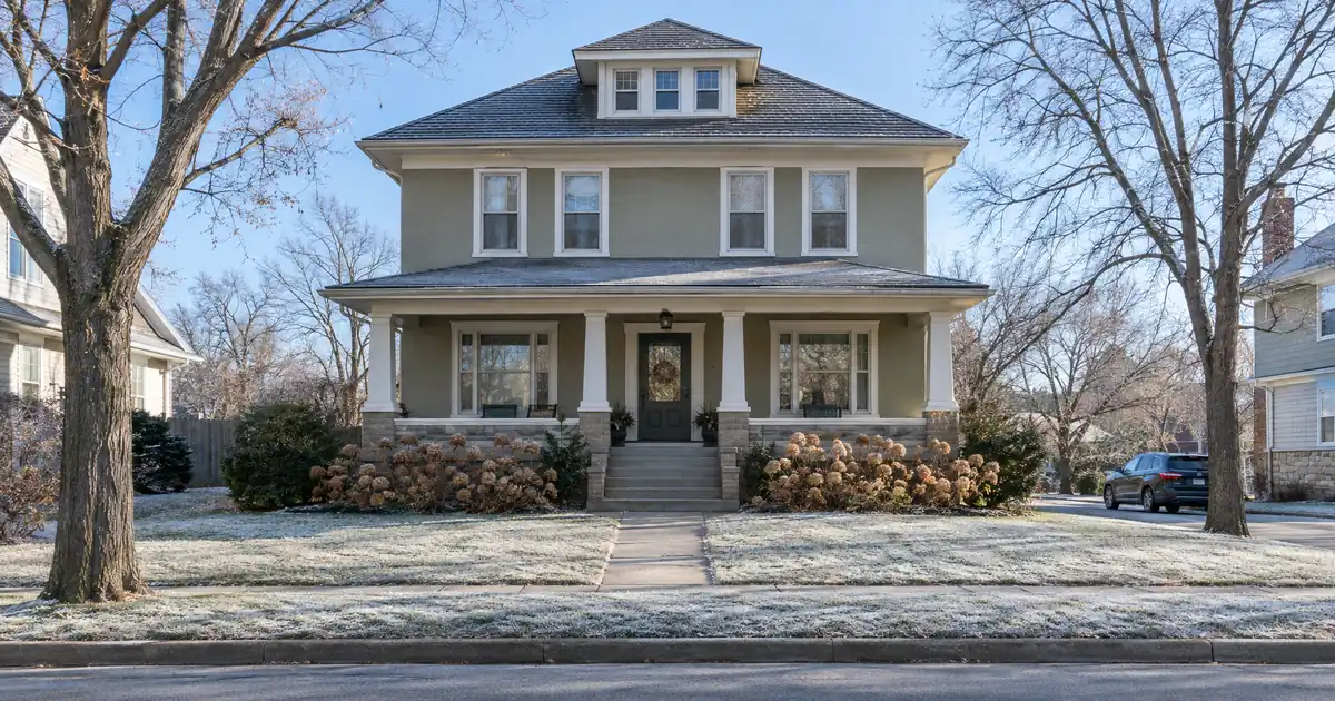 How a Lender Weighs Credit Score on an Investor Cash-Out Refinance
