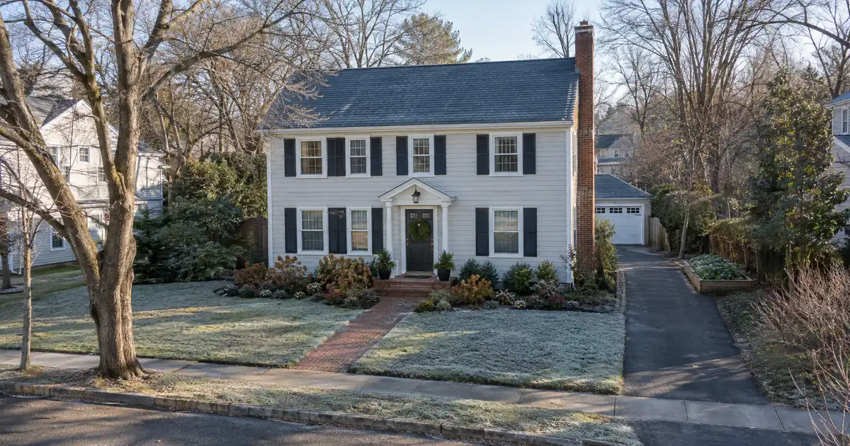 Wholesale Broker vs Retail Bank for an FHA Buyer With a High DTI