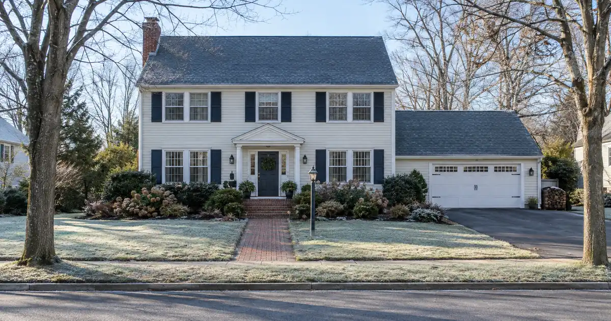 How to Qualify for a Conventional Loan With a Non-Working Spouse