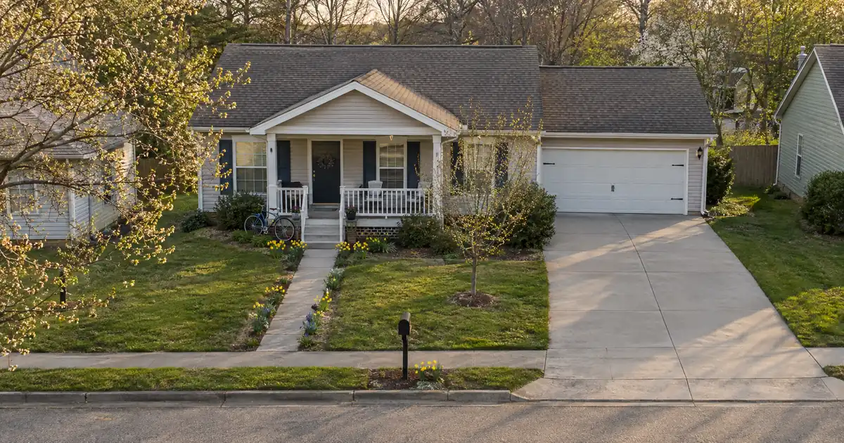How a Lender Qualifies an Heir Who Assumes a Conventional Loan