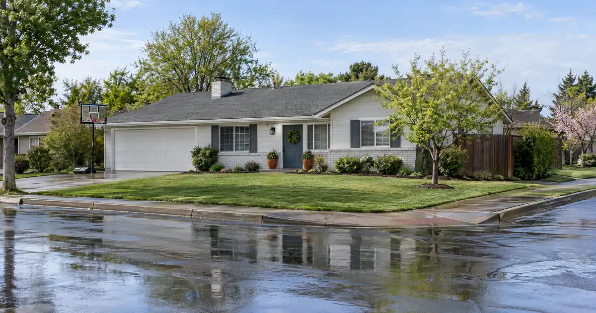 How a Servicer Sizes the Escrow Cushion on a Conventional Loan