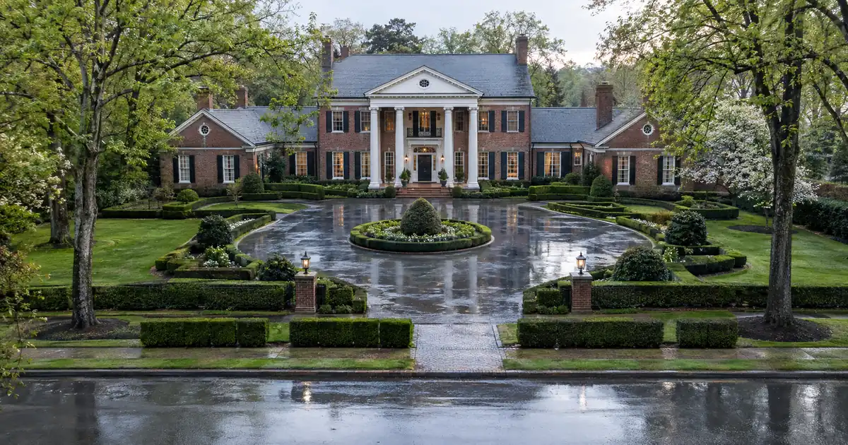 Jumbo Loans for Buyers Deciding Between a Big Bank and a Smaller Lender
